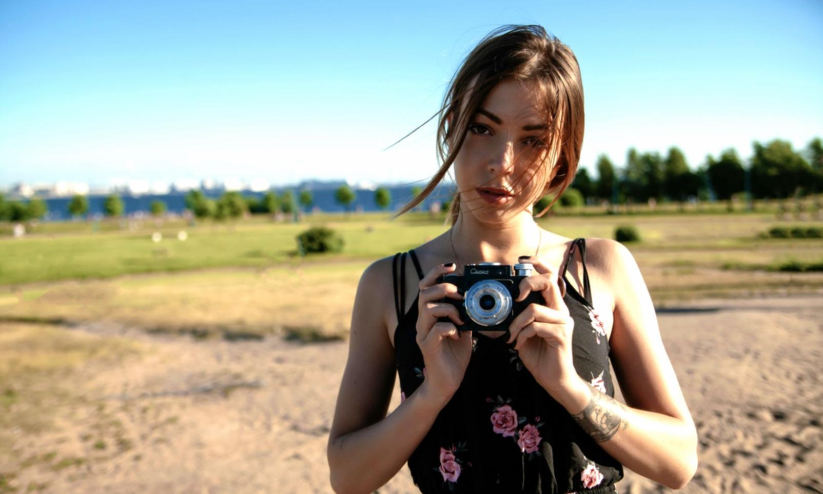 Estudiantes internacionales practicando fotografía nocturna en paisaje español
